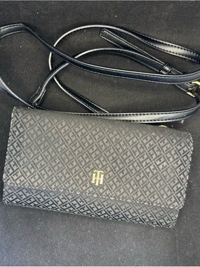 Tommy Hilfiger Black Monogram Quilted Crossbody Wallet NWOT